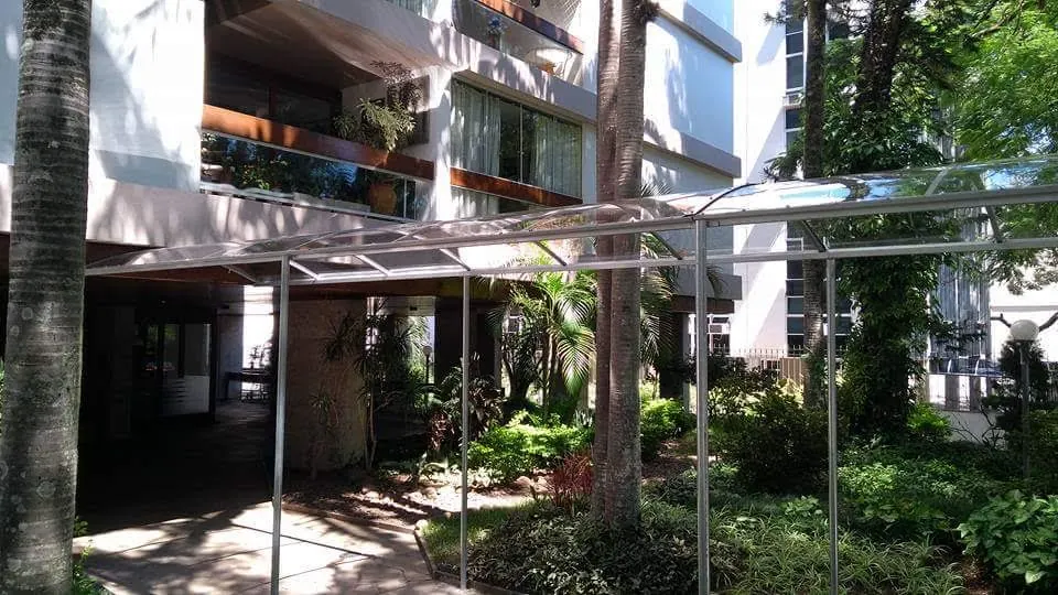 Cobertura em policarbonato com estrutura metálica em condomínio