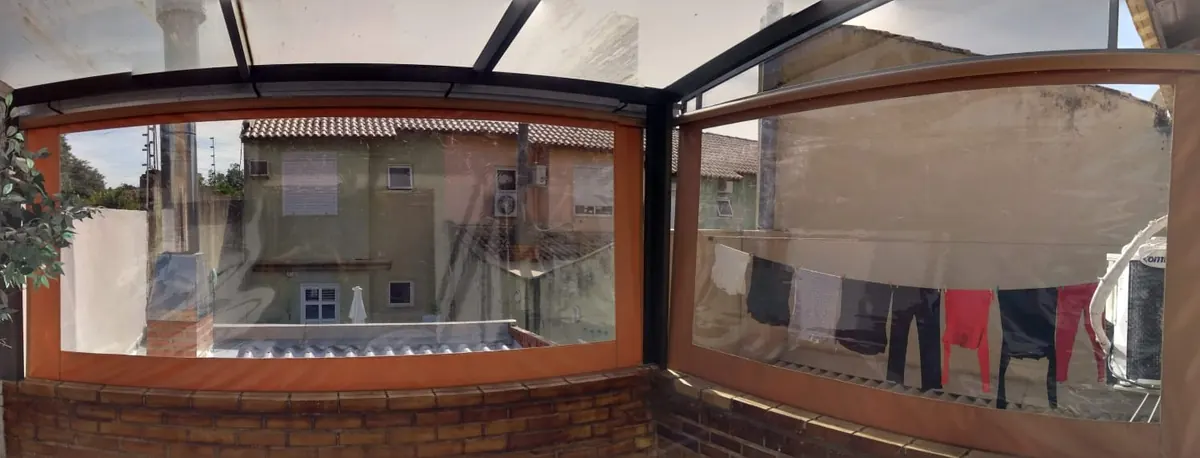 Cortina retrátil transparente instalada em varanda