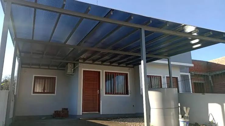 Toldo curvo em policarbonato com estrutura metálica