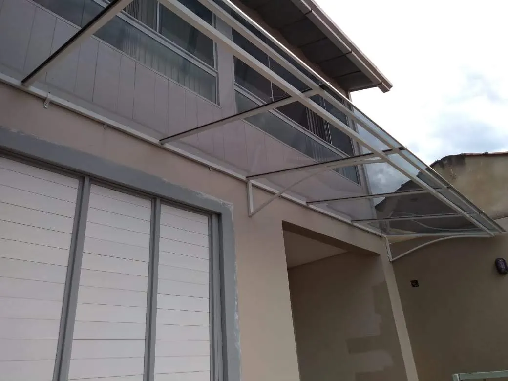 Toldo em policarbonato instalado em residência